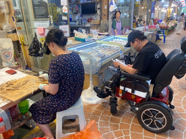 경사로 모니터링을 진행하는 모습