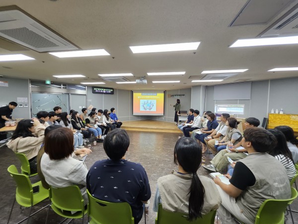 미션비전과 전략 핵심가치를 무엇인지 직원들과 함께 공유하는 모습