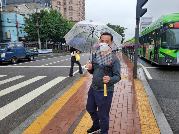 길거리에서 우연히 만났는데 라켓 들고다니는 이용인