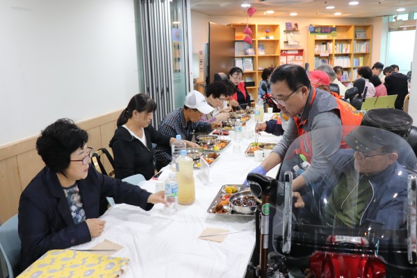 맛있는 짜장면을 전달하는 모습