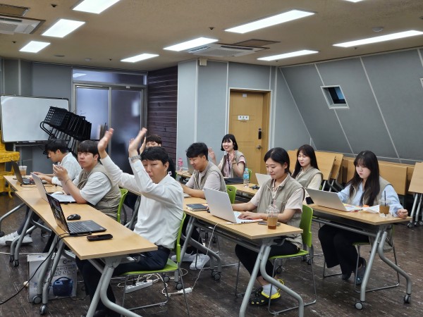 온라인 교육에 참여할 준비를 하며 밝게 인사하는 직업팀