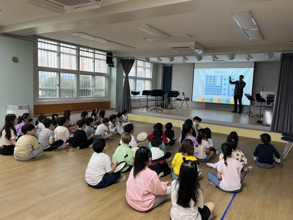 악기연주를 하고 있는 사진