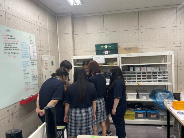 원두를 직접 눈으로 확인 하는 사진