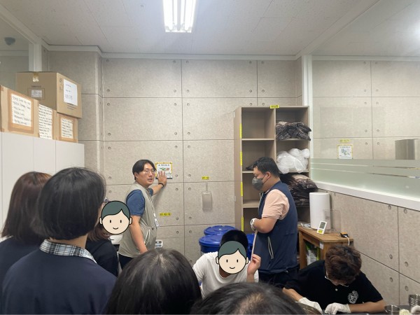 담당 선생님이 설명하는 사진