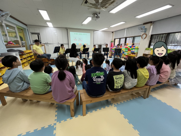 장애이해교육을 진행행하고 있는 사진