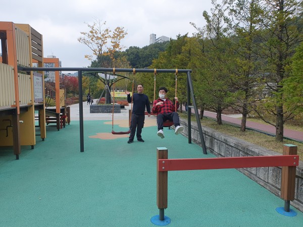 그네를 타는 모습