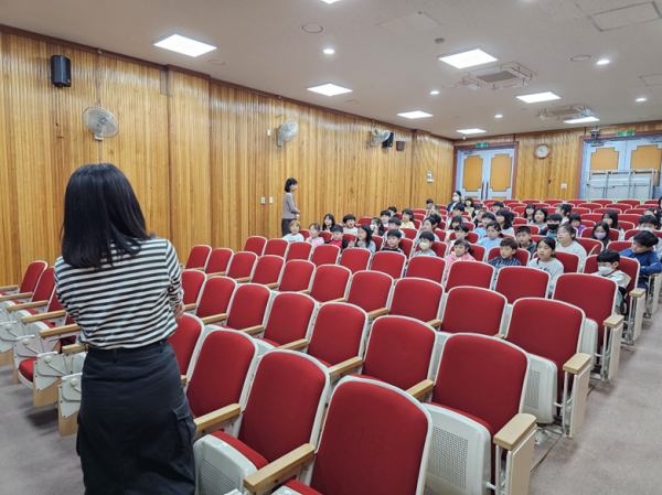 장애이해교육을 진행하고 있는 사진