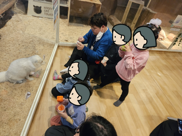 선생님과 함께 사막여우에게 밀월 먹이를 주고 있는 아동돌의 모습