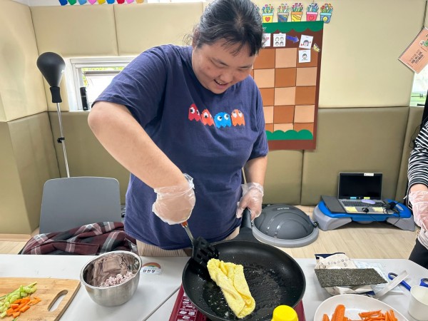 계란지단을 부치고 있는 이용자