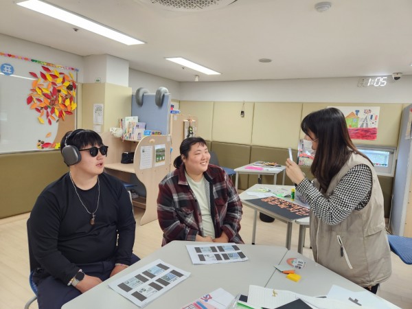 초상권 보호에 대한 교육을 듣고 있는 이용자