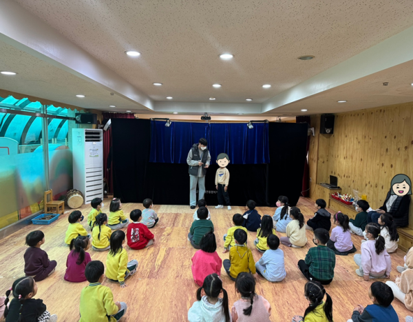 인형극 시작 전 장애이해교육을 듣고 있는 사진