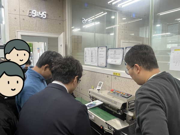 핸드드립백을 직접 실링기에  넣어보는 과정