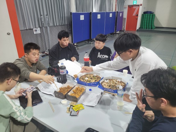 청소년반 다과 먹는 모습