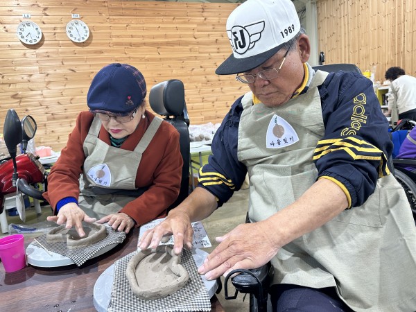 그릇 만들기에 열심히 참여하는 모습