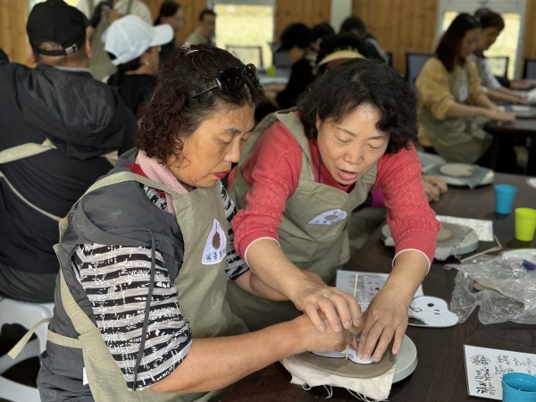 그릇 만들기에 집중하며 만드는 모습