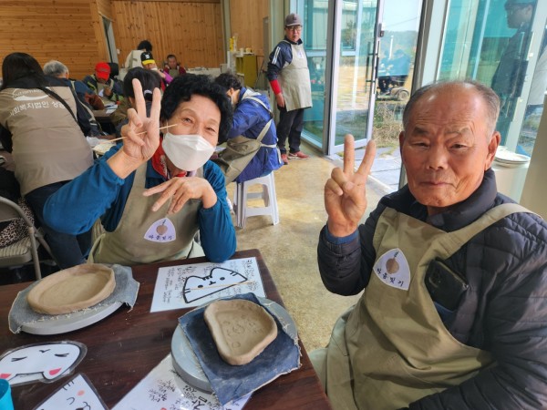그릇을 만들고 브이하는 모습