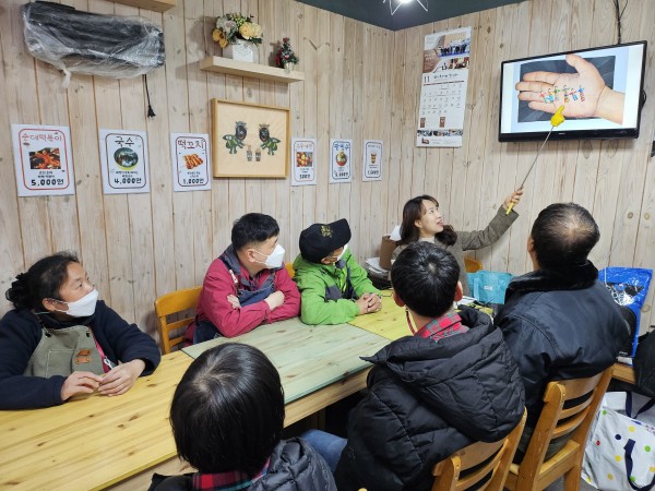 걱정인형을 담아두는 보관함에 대해 설명하는 강사님