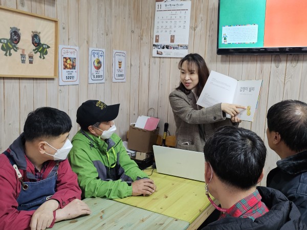 과테말라에서 만든 꼬마 걱정인형을 손바닥에 올려놓고 구경하는 사진