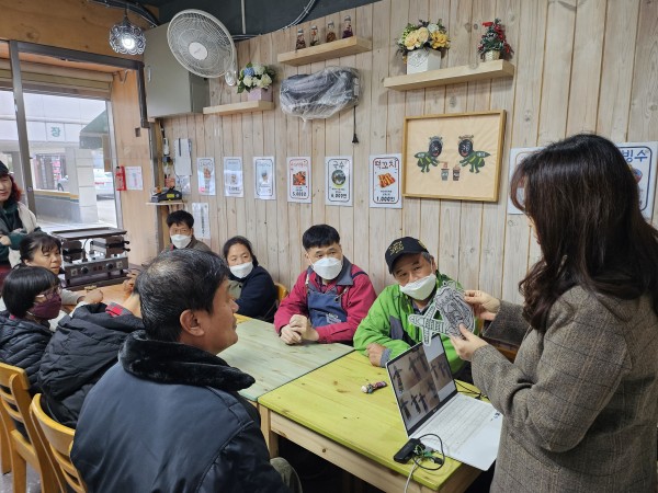 걱정인형을 만드는 마법종이를 보여주며 설명하는 강사님