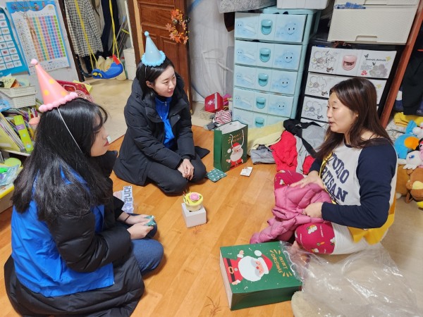 이야기 나누며 안부를 여쭤보는 모습