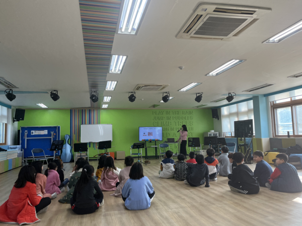 장애이해교육을 진행하고 있는 사진