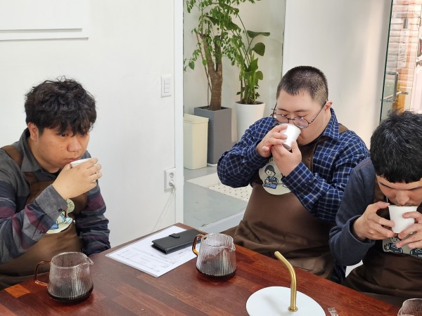 직접 만든 핸드드립 커피를 맛보는 참여자들의 모습