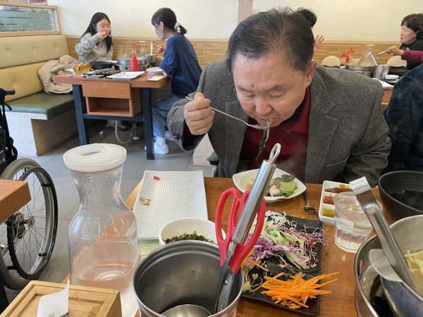 식사를 하고 있는 이용인의 모습