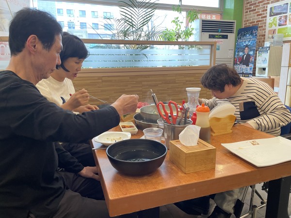 식사를 하고 있는 이용인과 활동보조선생님의 모습