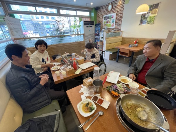식사를 마무리하고 커피를 마시는 이용인 단체 모습