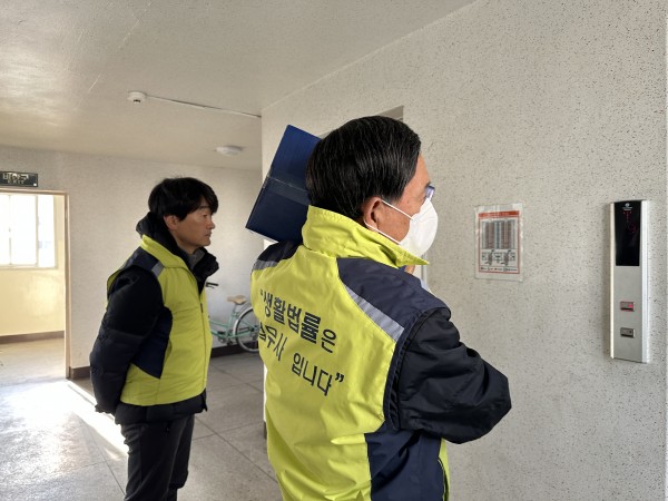 가정에 직접 배달하는 모습