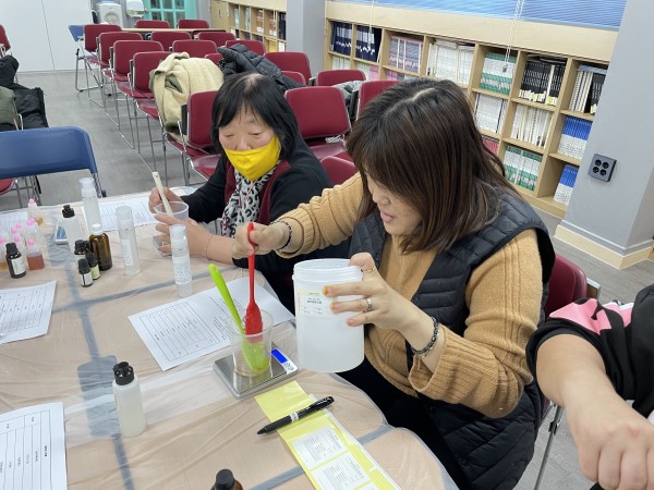 재료를 직접 계량하여 넣고 있는 이용인의 모습