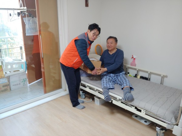 가정에 직접 김치 전달하는 모습