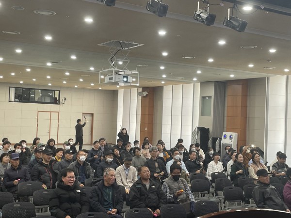 교육에 집중하여 듣는 모습