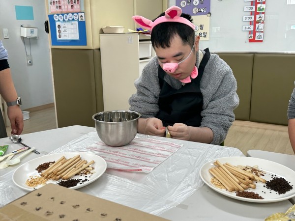 1. 빼빼로 만들기를 위해 초콜릿 껍질을 벗기고 있는 이용자