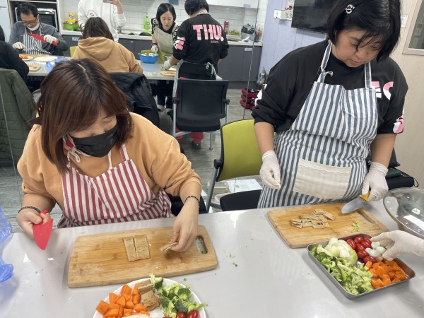 재료를 손질하는 이용인 두분의 모습