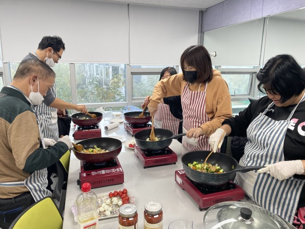 재료를 볶고 있는 이용인 단체 모습