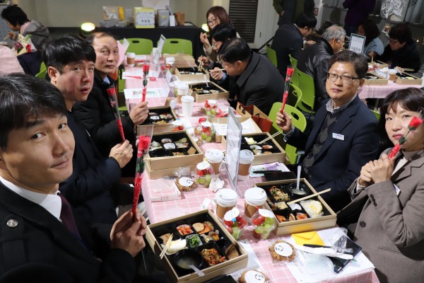 꽃 한송이를 들고 찍는 모습