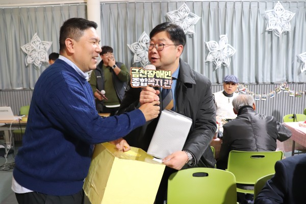 경품추첨하며 활동소감이야기하는 모습