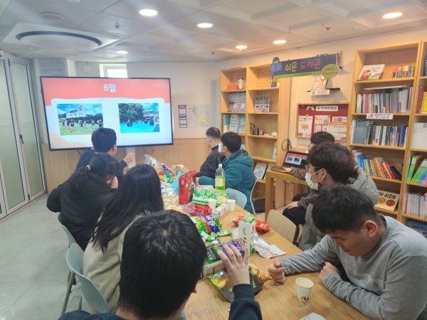 2023년 활동사진을 보는 훈련생들