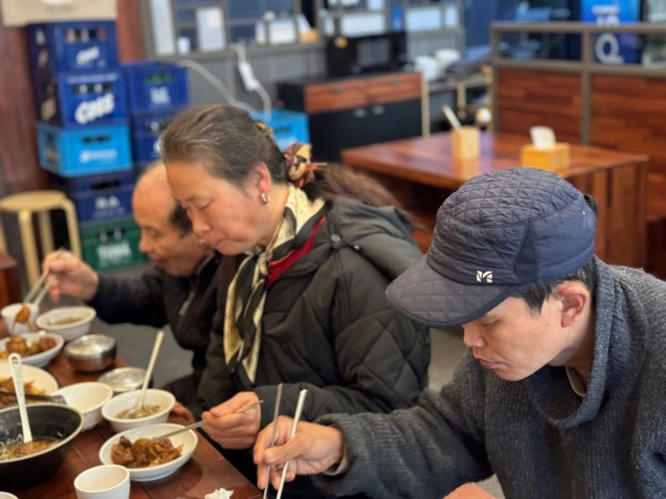 맛있게 식사하는 모습