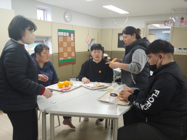 오렌지청을 만들고 있는 이용자들