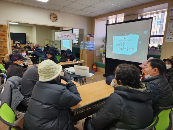 참새스토리 다 같이 모여 이야기하는 모습