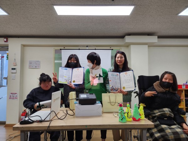 마지막 작별 인사를 하는 사진