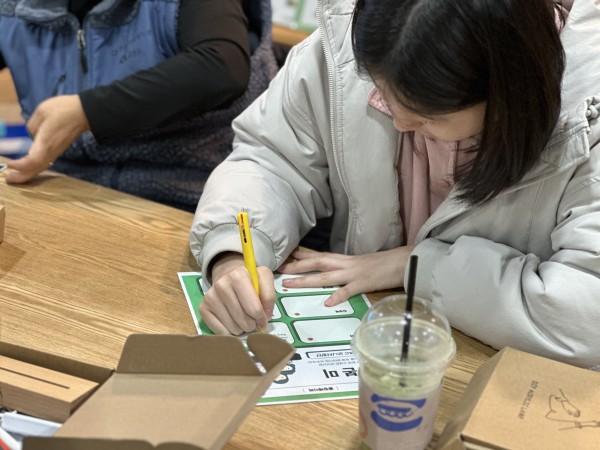 롤링페이퍼를 열심히 작성하고 있는 모습