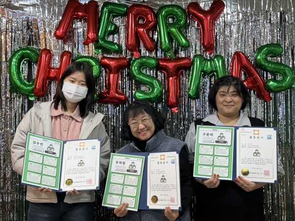 수료증을 받고 환하게 웃고 있는 미미인팀의 모습