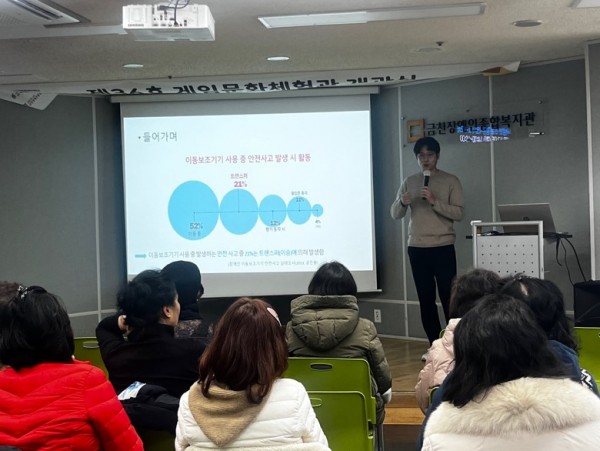 보조기기에대해설명하는센터장님의모습