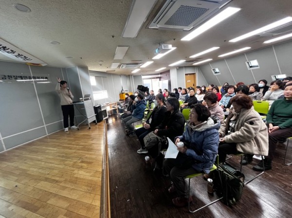 보수교육에집중하는선생님들의모습