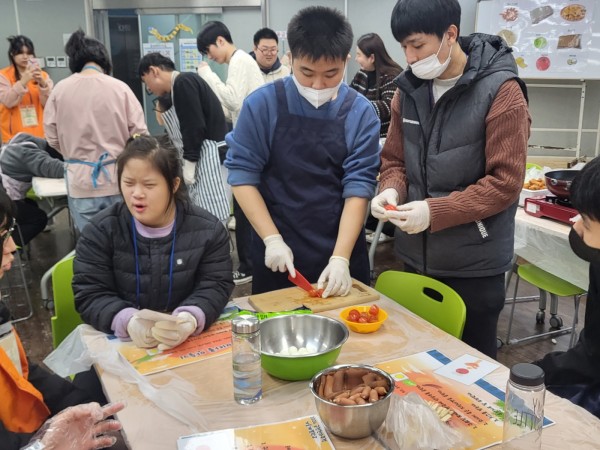 도마 위에서 방울토마토를 자르는 모습