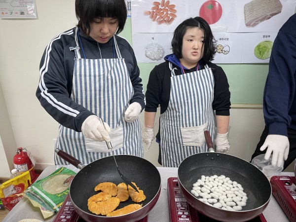 치킨텐더를 굽고 떡을 삶는 모습