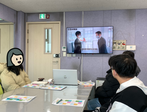 직장생활 관련 영상을 시청하는 모습01